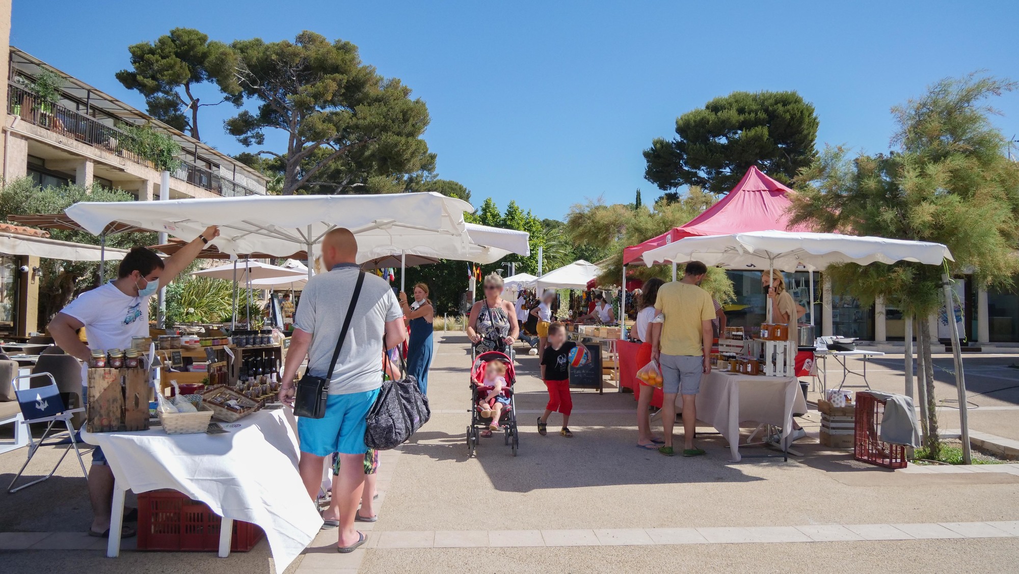 Marché Saint Cyr les pieds dans l’eau