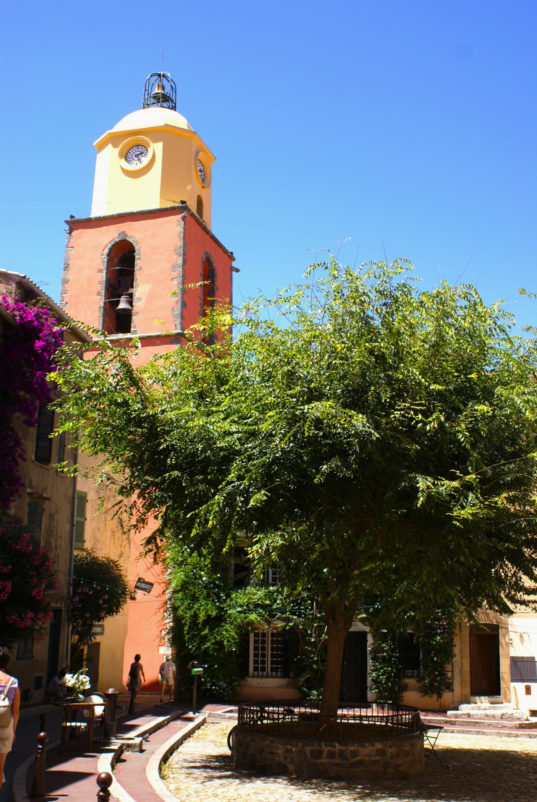 L’église paroissiale vue de la Place de l’Ormeau