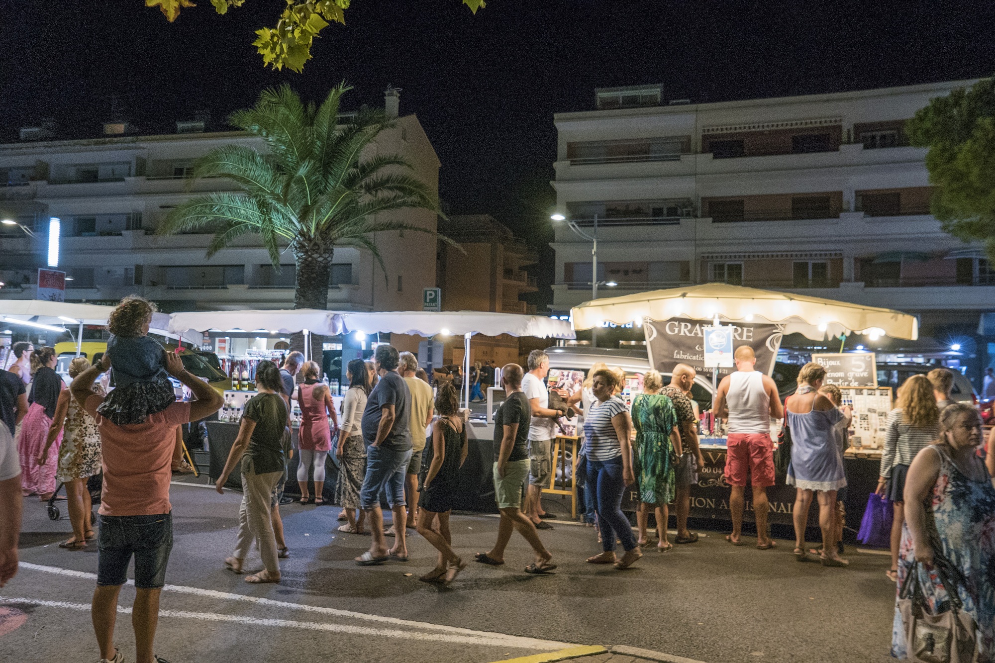 Marché nocturne Fréjus plage