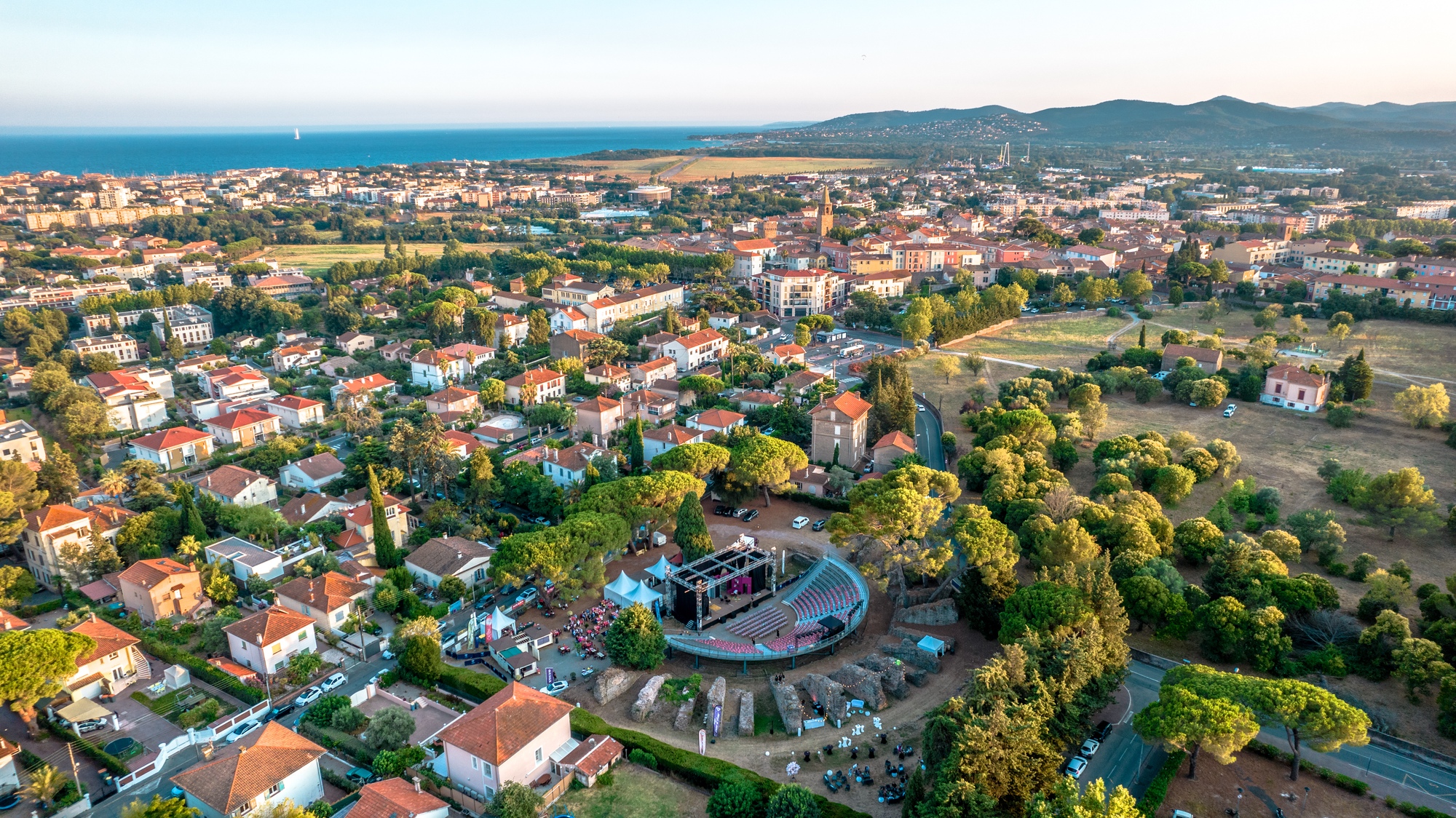 Vue aérienne sur le théâtre romain Fréjus