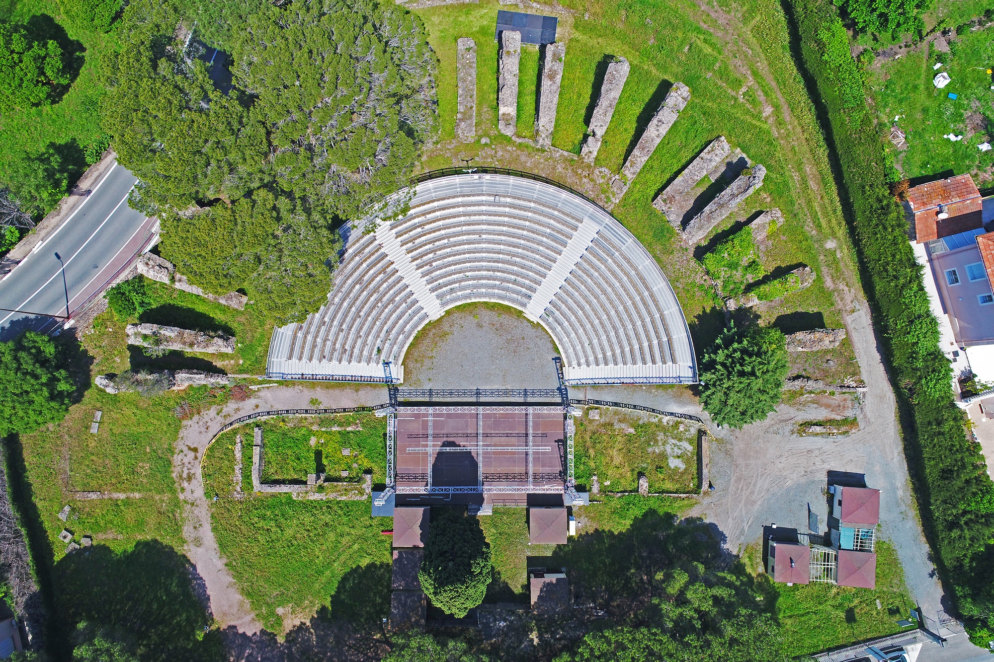 Vue aérienne sur le théâtre romain Fréjus