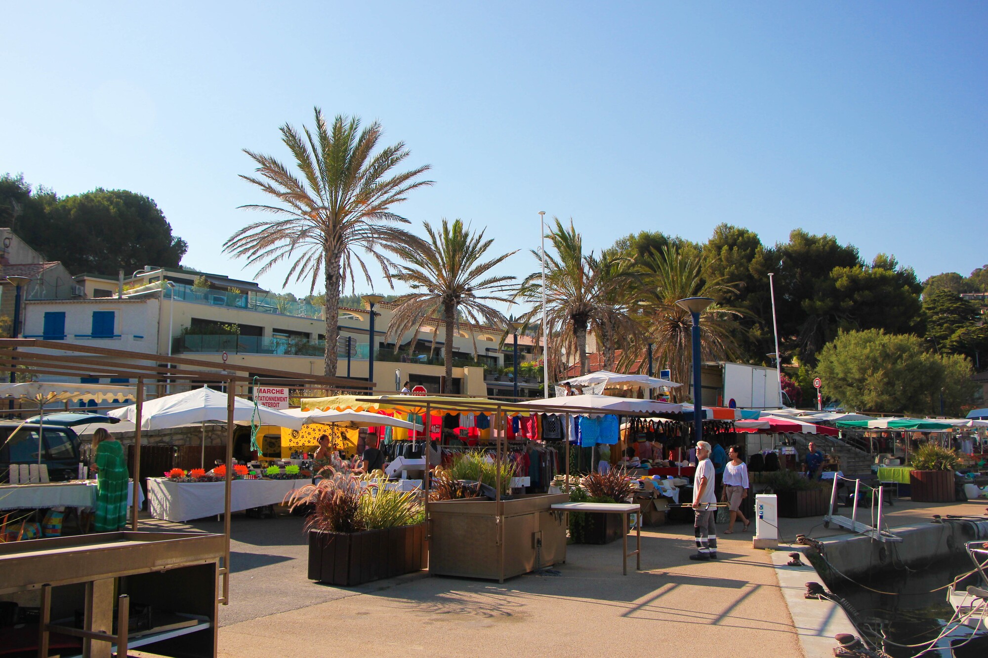 Marché estival du port de la Madrague