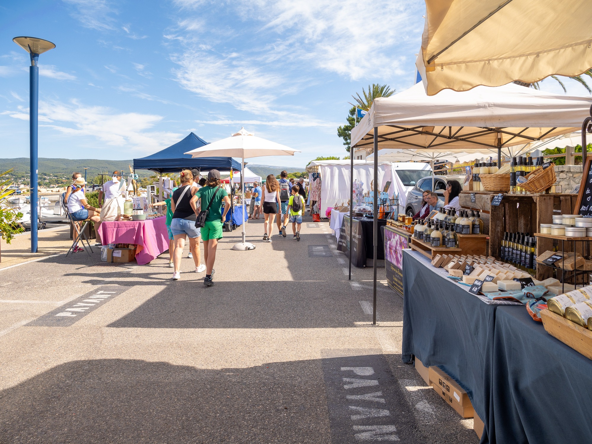 Summer Provençal market of Port de la Madrague_Saint-Cyr-sur-Mer