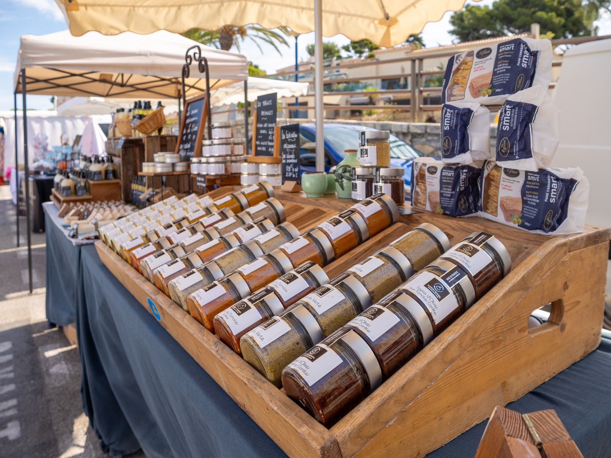 Summer Provençal market of Port de la Madrague_Saint-Cyr-sur-Mer