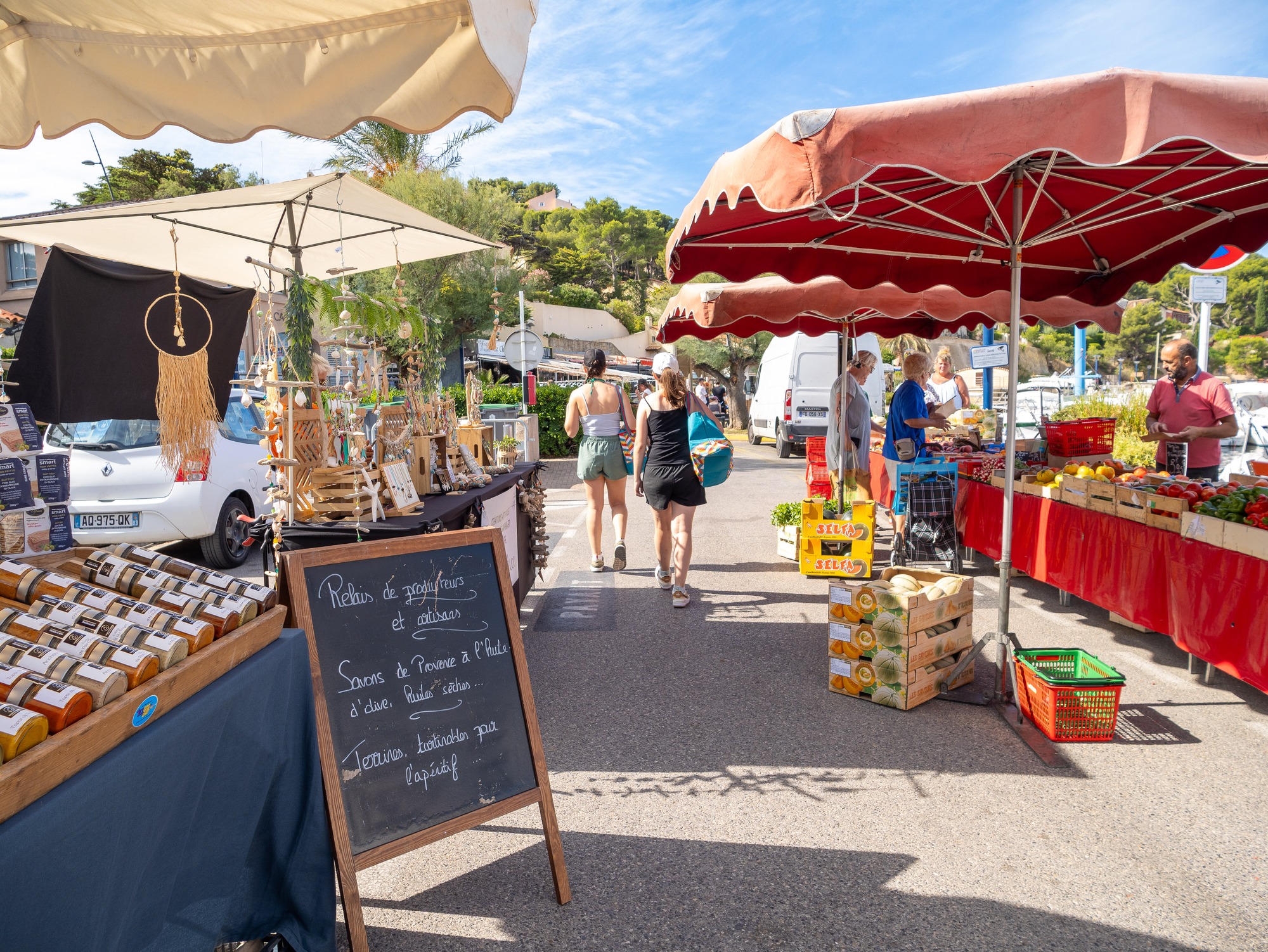 Summer Provençal market of Port de la Madrague_Saint-Cyr-sur-Mer
