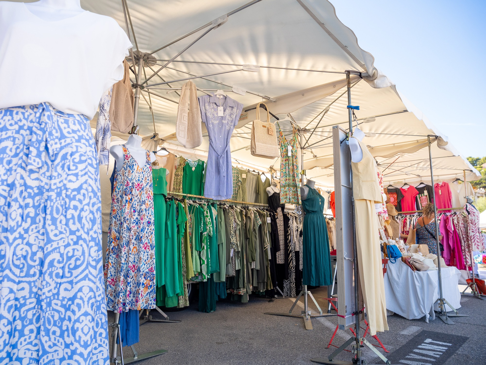 Summer Provençal market of Port de la Madrague_Saint-Cyr-sur-Mer