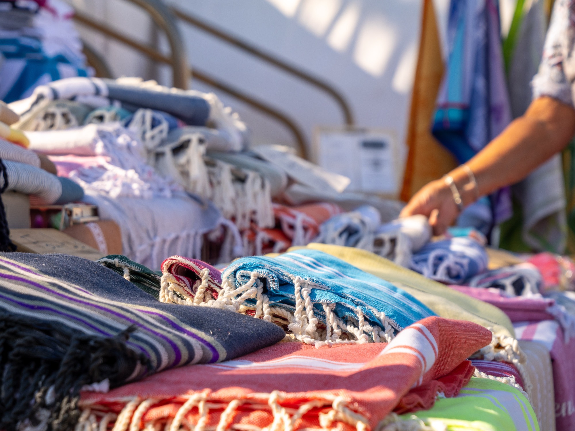 Summer Provençal market of Port de la Madrague_Saint-Cyr-sur-Mer