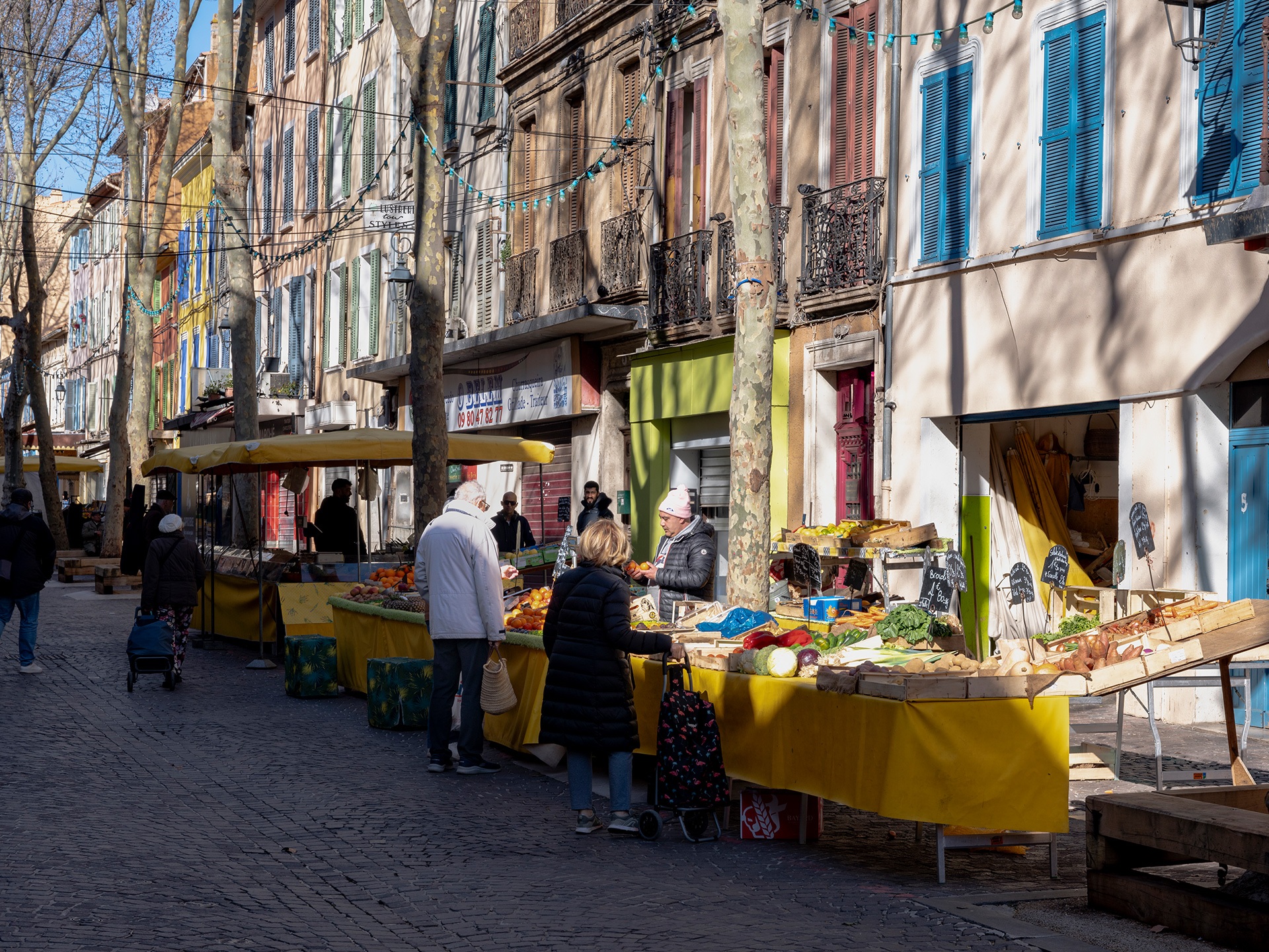 The Provencal and fairground market in downtown La Seyne_La Seyne-sur-Mer