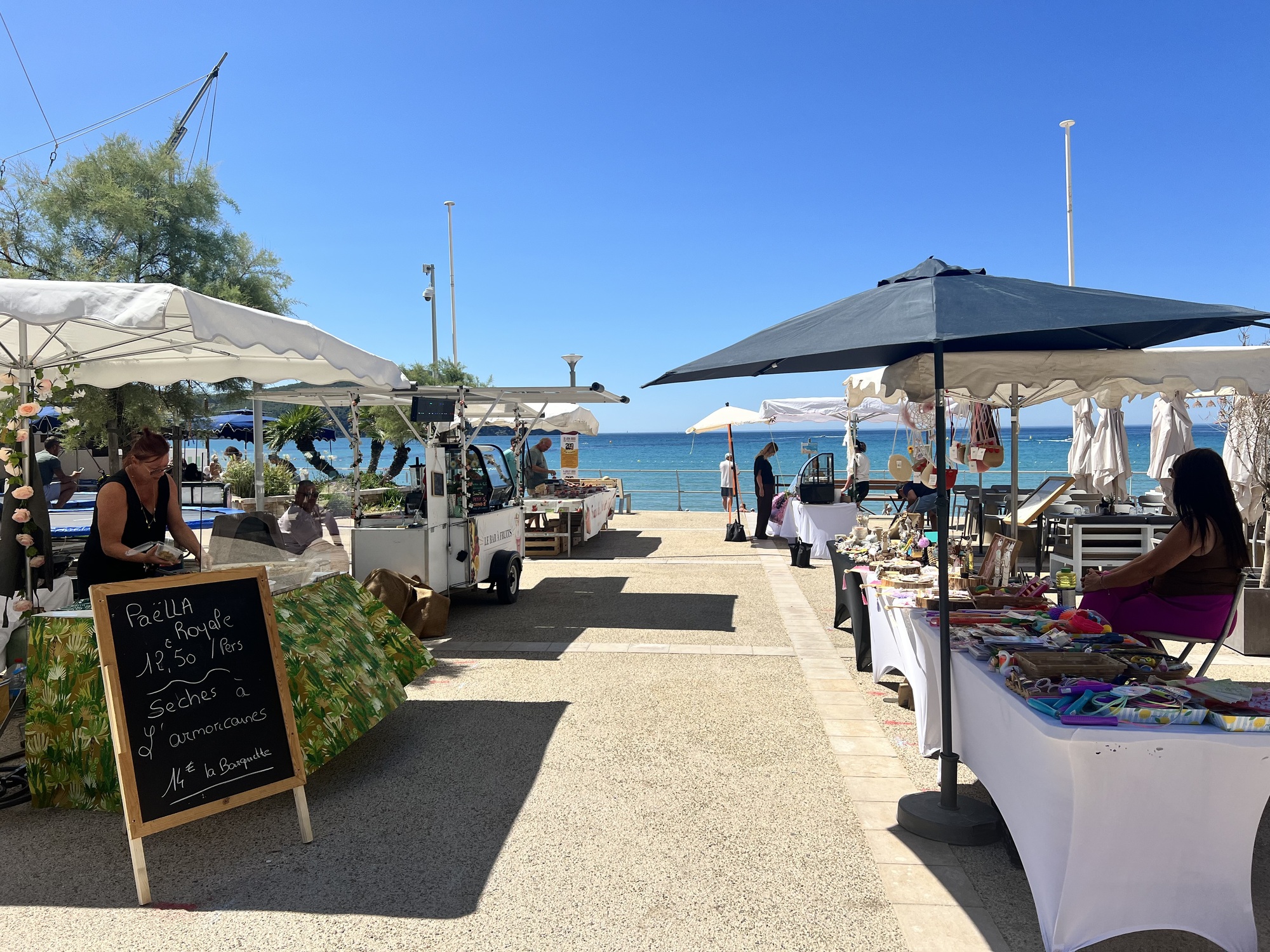 Market Saint Cyr feet in the water_Saint-Cyr-sur-Mer